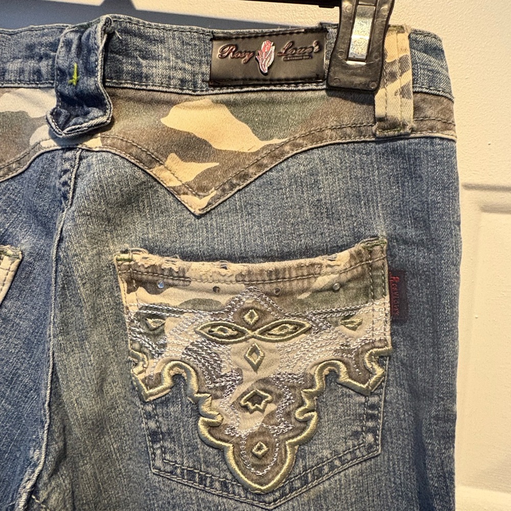 Gorgeous Embroidered Women's Jeans - Picture 7 of 16